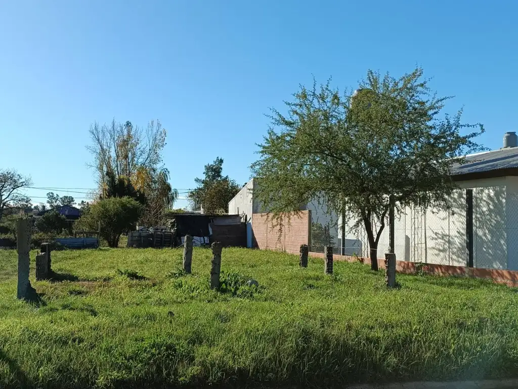 Venta de Lote  en Gualeguaychú 10 x 23 . Con pavimento.