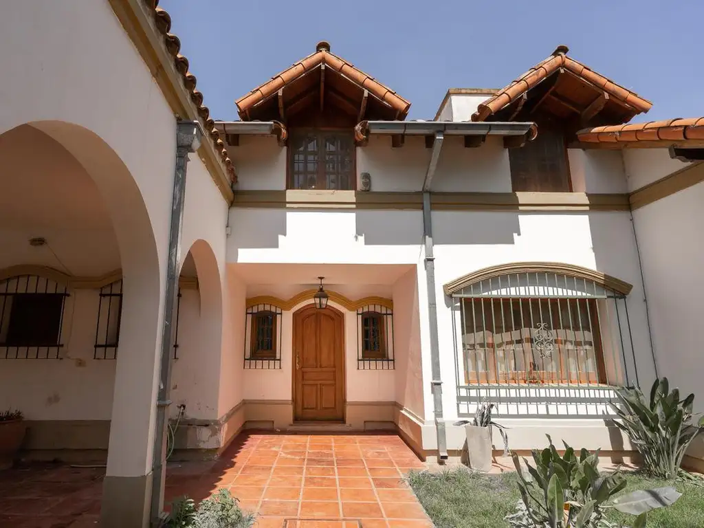 Casa de 5 dormitorios en venta - Bella Vista