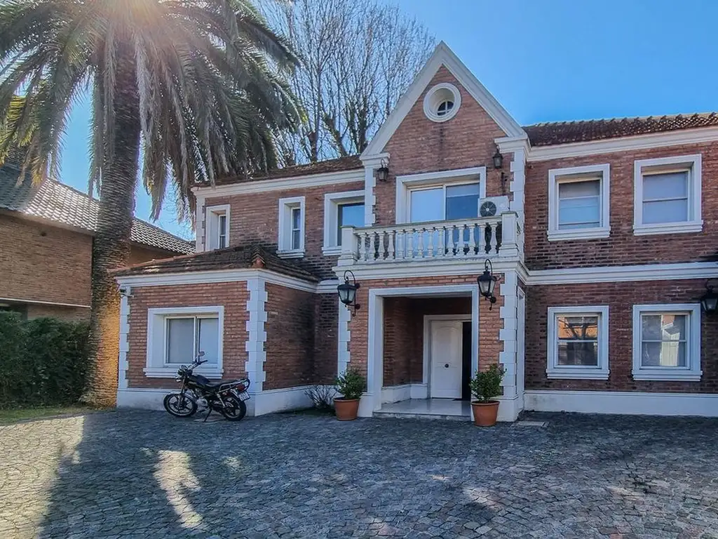 Venta Casa Exclusiva en La Horqueta - 1528 m2