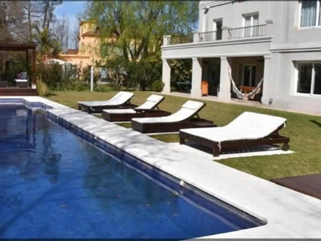 Casa en Venta - 6 ambientes - USD 790.000