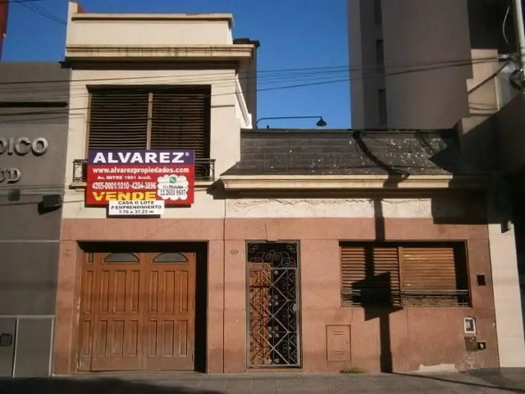 Hermosa Casa 4 amb., 2 plantas, inigualable ubicación y enor