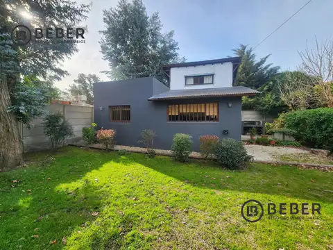 Casa en  el Barrio Jardín, 3 amb con amplio terreno y parrilla