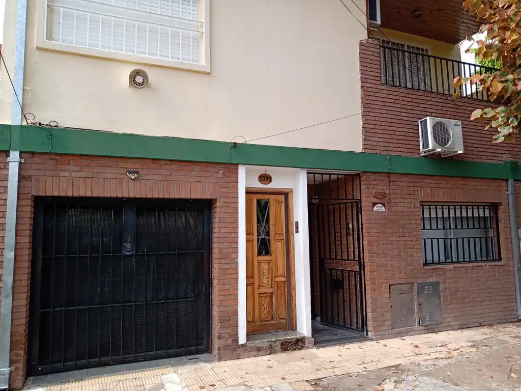 VENTA INMUEBLE EN BLOQUE CON 2 Deptos  De 2 y 3 Amb con garage  -VILLA MAIPU