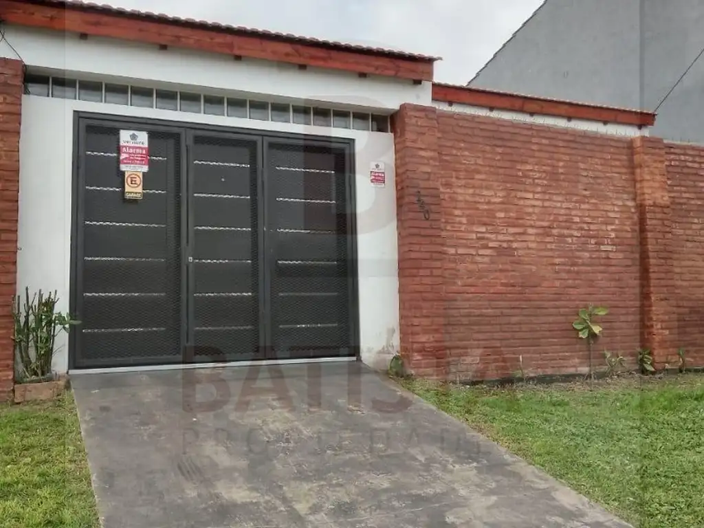 Vende casa en calle 9 e/82 y 83