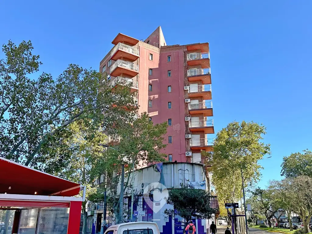 Departamento en Venta, 2 dorm, amplio balcón terraza con gran vista. Pleno centro Campana.