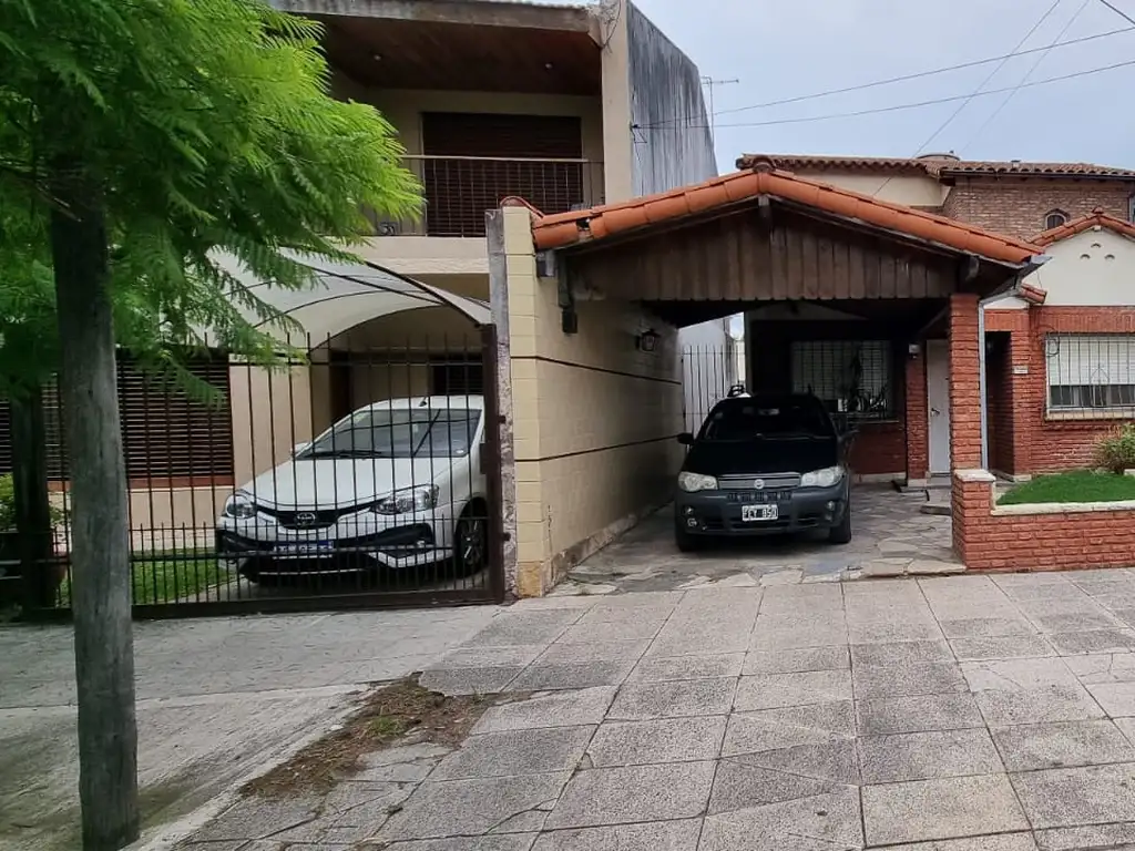 EN VENTA EN EL PALOMAR CHALET DE 4 AMBIENTES MUY BIEN UBICADO - FICHA 8959