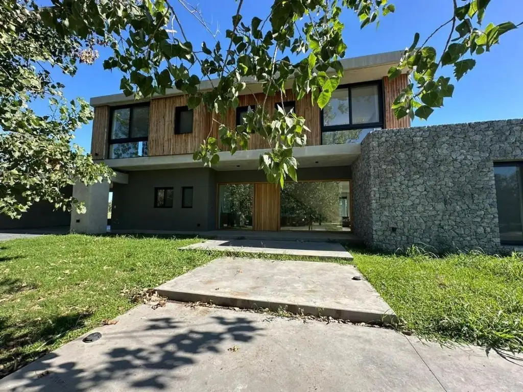 Casa a Estrenar en Pilara Milord con Vista a Cancha de Polo