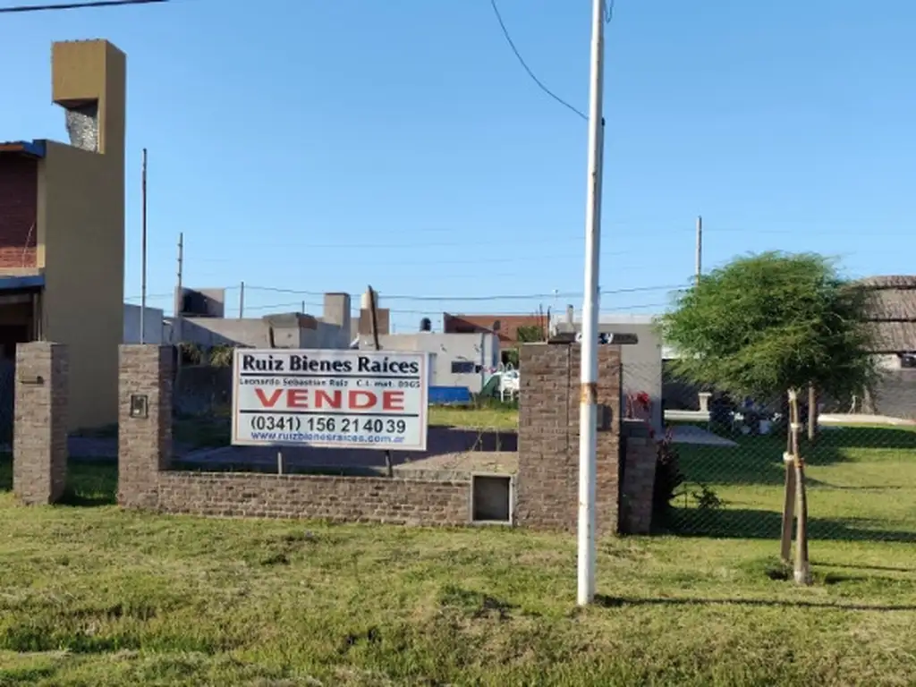 Terreno con cimientos y cerco con mampostería y puente