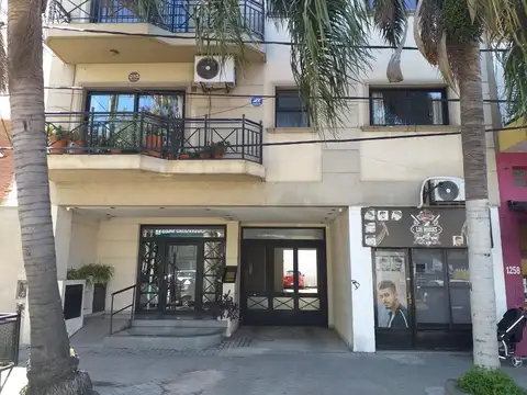 VENTA DE SEMIPISO DE 3 AMBIENTES CON BALCÓN Y COCHERA