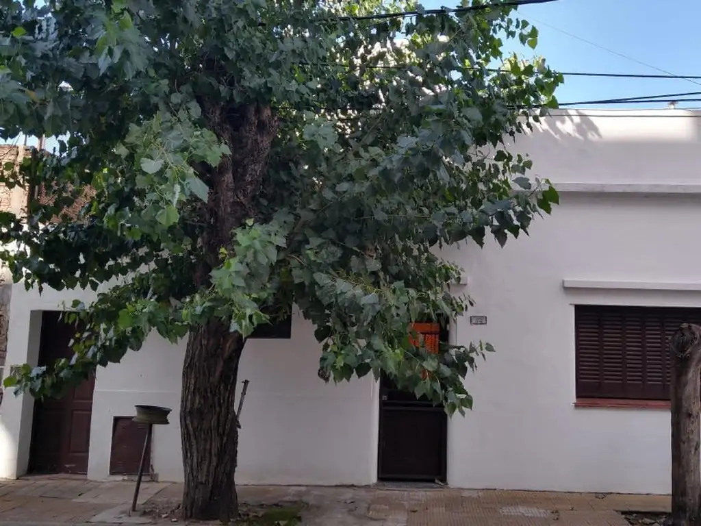 CASA SOBRE LOTE PROPIO EN EXCELENTE UBICACION APTA 2 FAMILIA