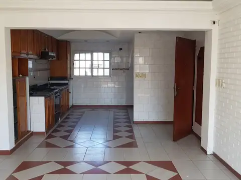 DEPARTAMENTO EN 1ER. PISO UNICO, 3 AMBIENTES CON BALCON A LA CALLE, MUY BUEN ESTADO  