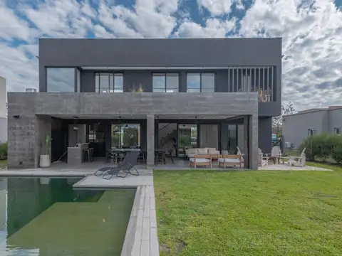 Espectacular Casa en venta sobre lote interno con pileta PG