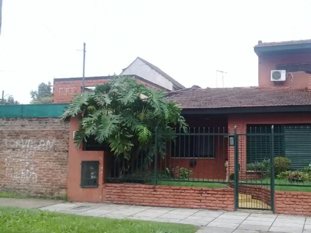 CASA S/LOTE DE 10 X 21.25 5 AMBIENTES EXCELENTE-LOMA HERMOSA