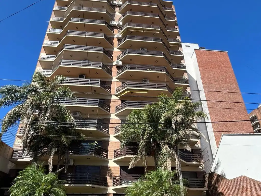 Departamento en venta Quilmes centro piso 11 vista al rio . Categoría, vigilancia 24 horas bajas expensas. 2 amplias cocheras a la entrada con cómodas bauleras. Carpinterías de madera, amplios ventanales. Puerta pentagono.es