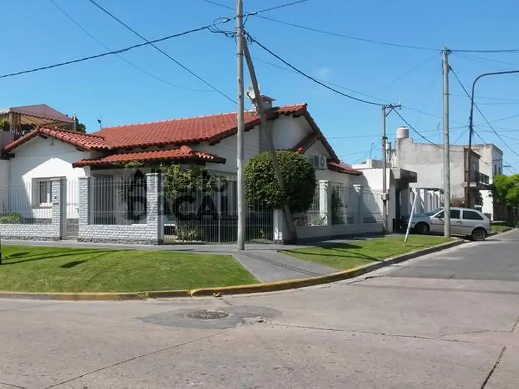 Casa en Venta en 511 esq. 10 Manuel B Gonnet - Alberto Dacal Propiedades