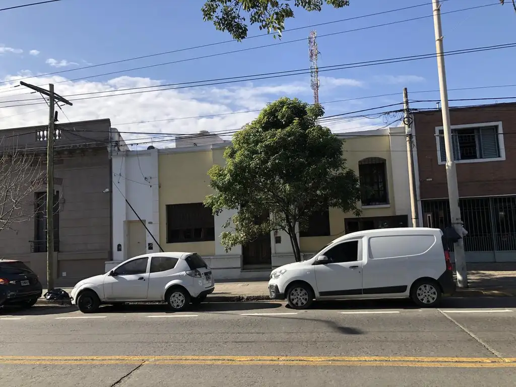 Venta casa 3 dorm. con patio y terraza en Alta Córdoba