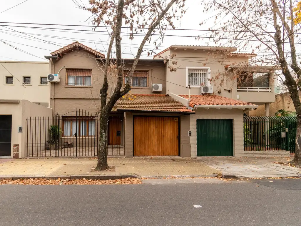Casa Venta 25 años 6 ambientes, con balcón, 1 cochera, Melo 1900