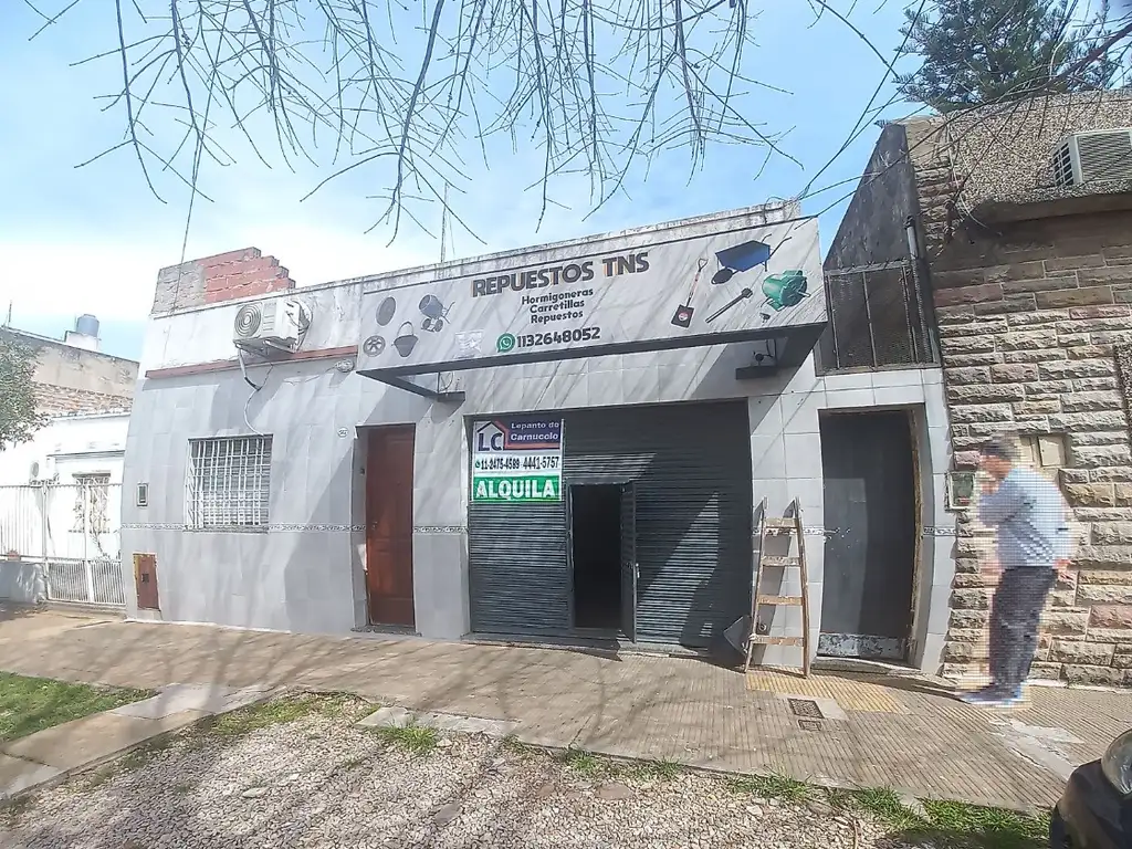 Local comercial de 25 m2 cubiertos EN ALQUILER. Sobre Av. Santamaría al 2.500.