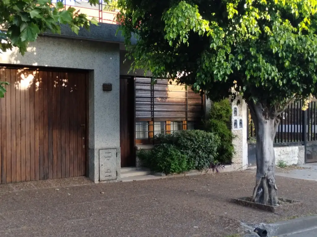 Hermosa y amplia casa ideal dos familias con fondo libre, exelente ubicacion.