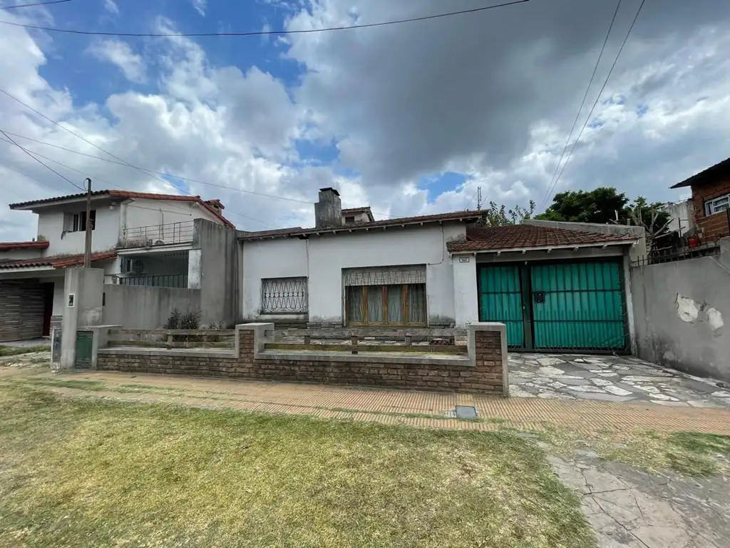 Castelar Norte Casa de 3 ambientes con terreno APTA CRÉDITO