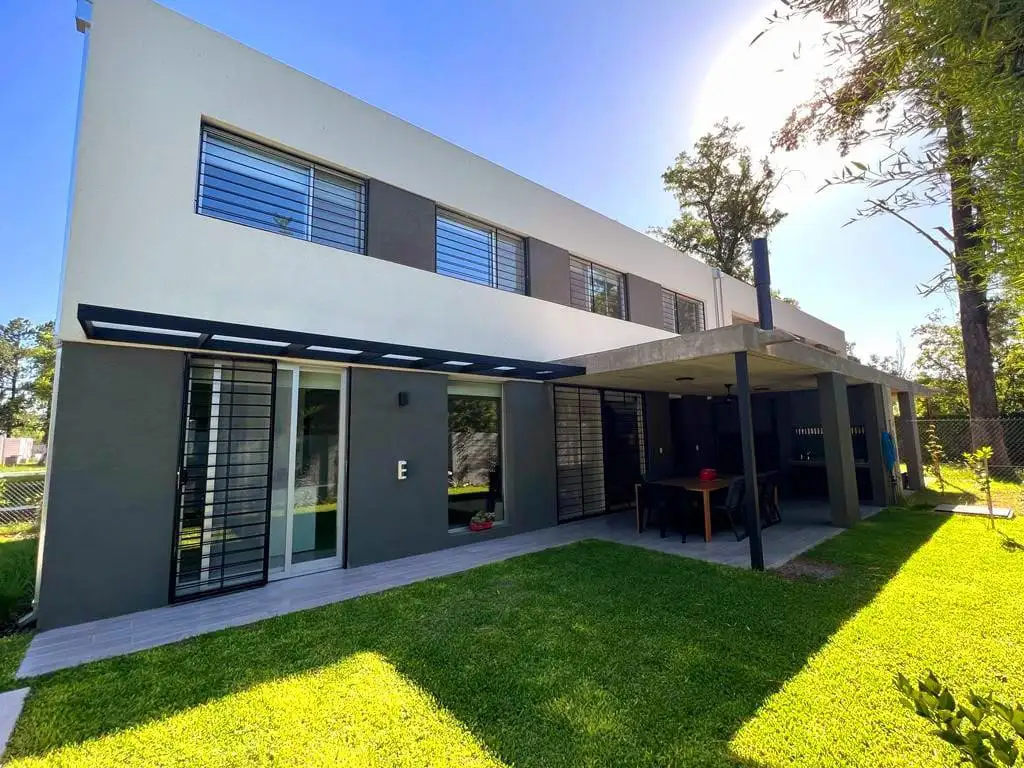 venta casa 3 dormitorios con piscina en Fisherton Rosario