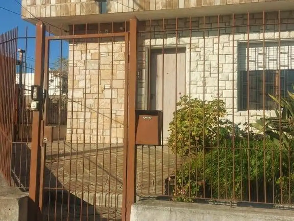 Venta Casa 3 Dormitorios En Cerrito N Ortiz Cerca De Propios, Barbacoa Y Garaje