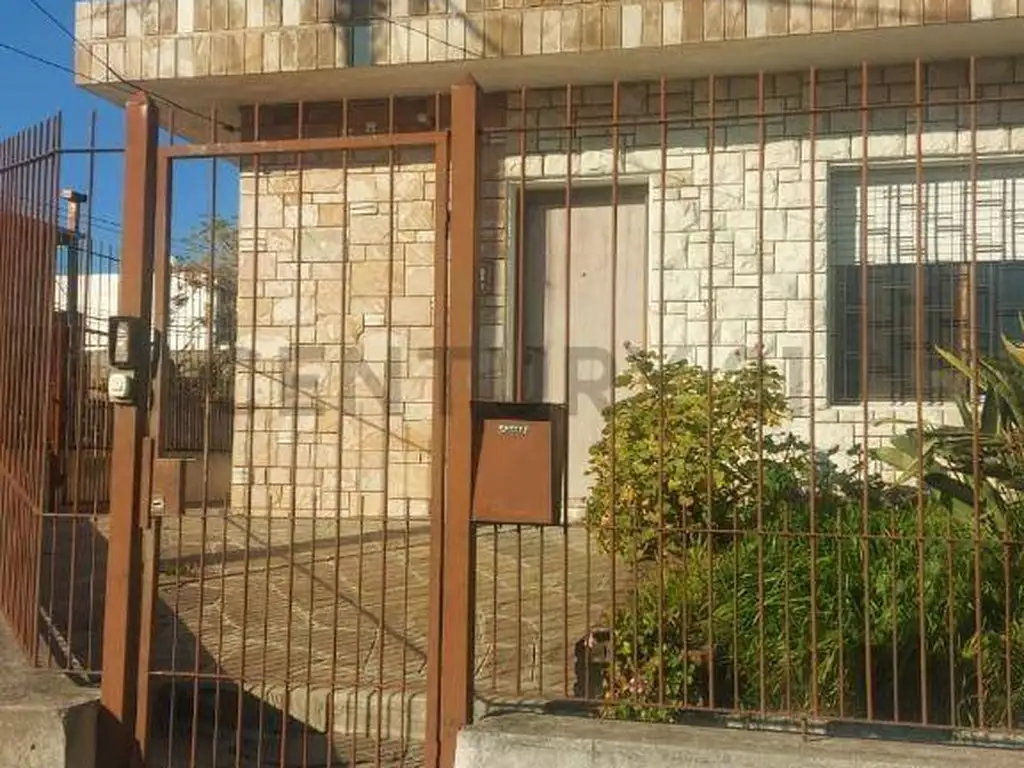 Venta Casa 3 Dormitorios En Cerrito N Ortiz Cerca De Propios, Barbacoa Y Garaje