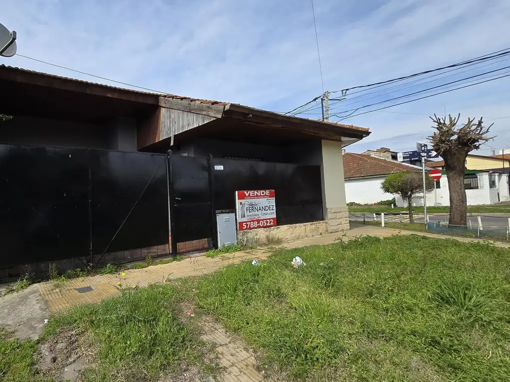 CASA (EN PH) DE 3 AMBIENTES CON PATIO Y COCHERA A RECICLAR EN VENTA. MARTINEZ