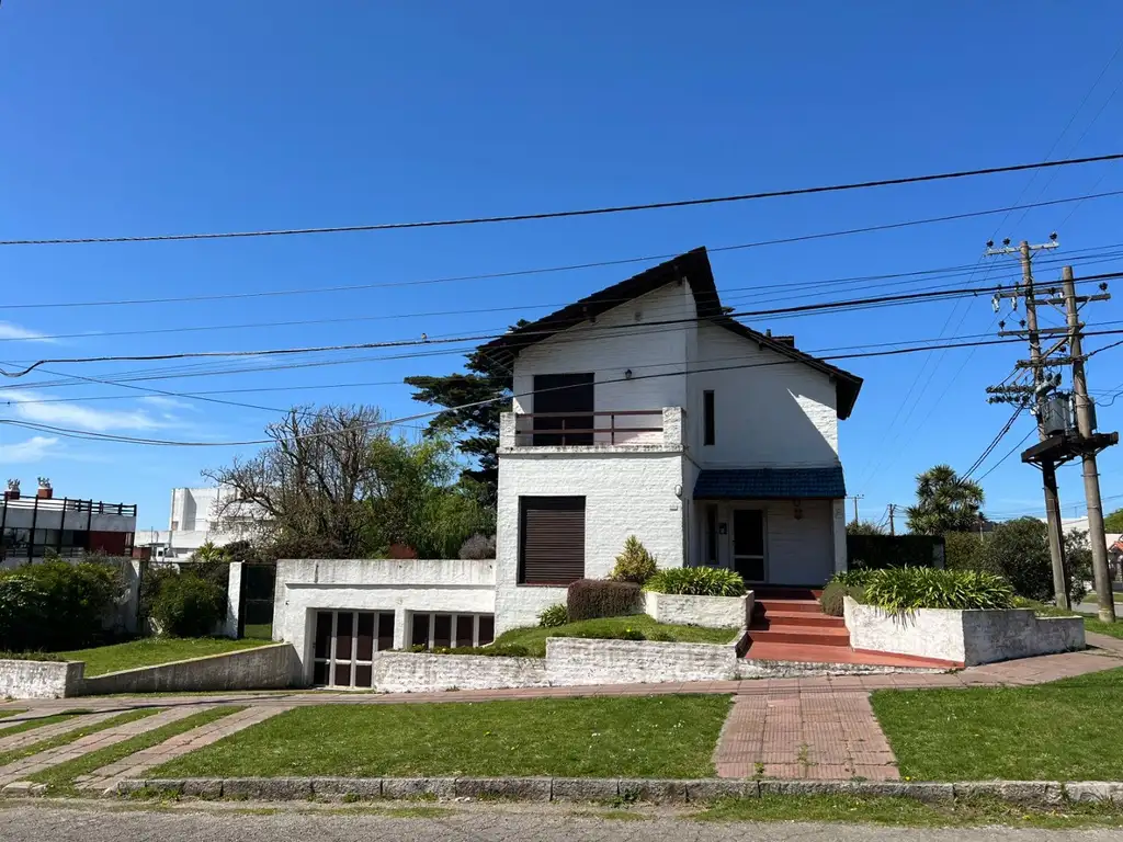 Venta casa a una cuadra del mar, 4 ambientes. Punta Mogotes