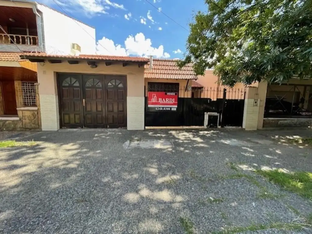 Casa en Banfield de 3 Ambientes c/ jardín Permuta