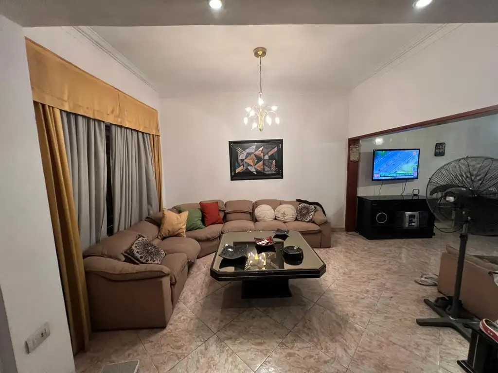 VENTA CASA TRES DORMITORIOS CON DOBLE COCHERA B° PUEYRREDON