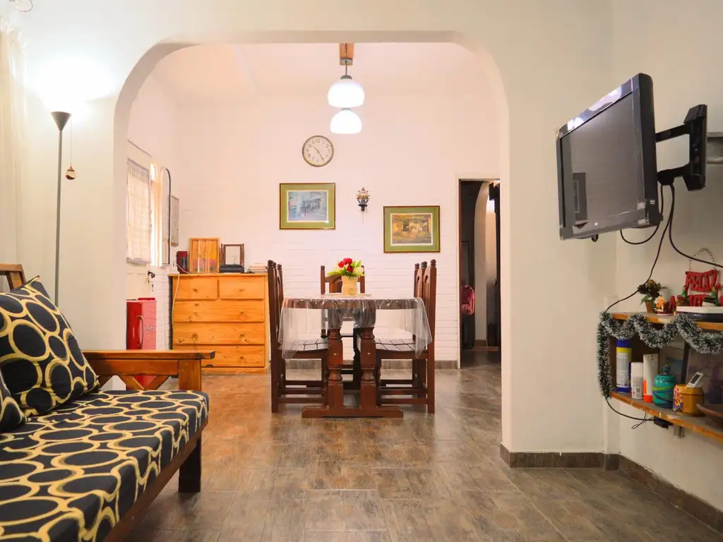 CASA 4 AMB EN VENTA EN RAFAEL CALZADA CON QUINCHO