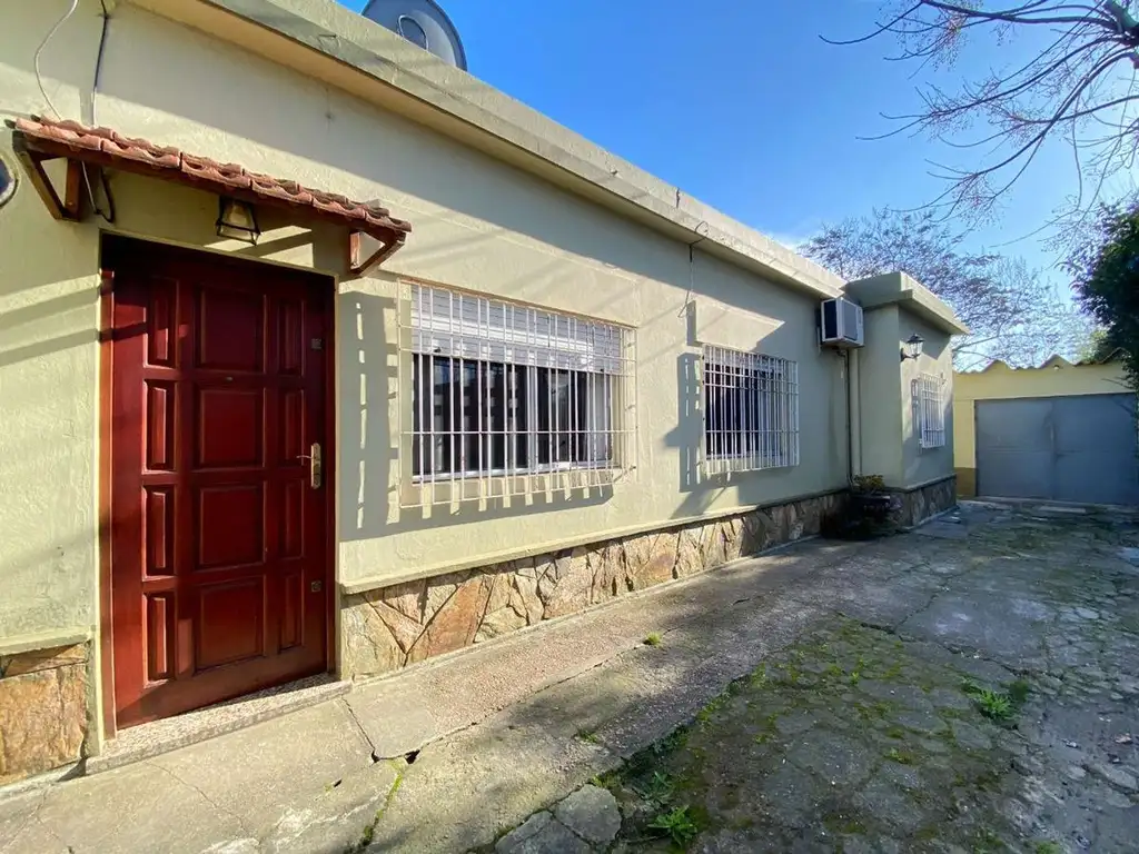 VENTA CASA -LEZICA - 3 DORMITORIOS, GARAGE, PATIO