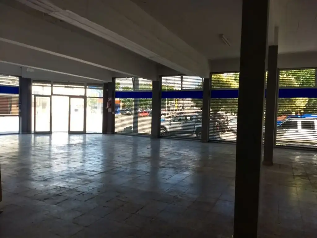 VENTA LOCAL COMERCIAL CON RENTA EN ESQUINA SOBRE AV J B JUST