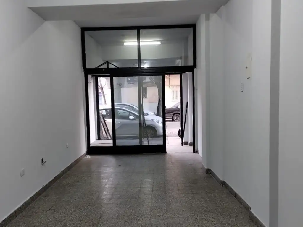 EXCELENTE LOCAL, 30 M2 ZONA COMERCIAL, PATERNAL