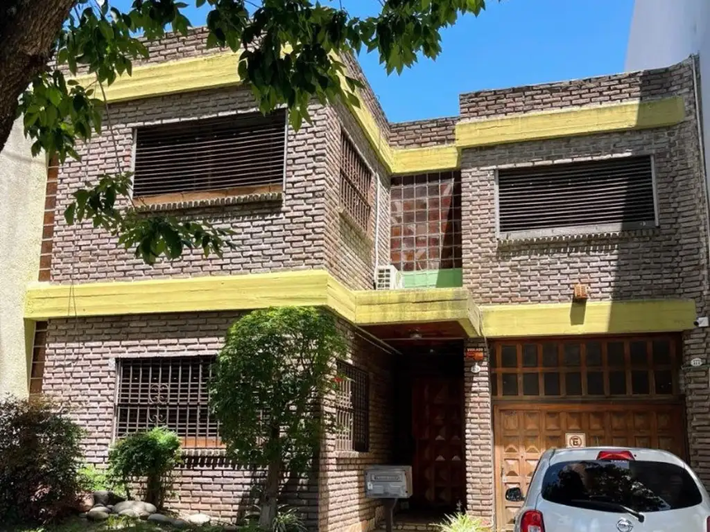 CASA 5 AMB CON DEPENDENCIA  DE SERVICIO Y GARAGE. EXCELENTE UBICACIÓN