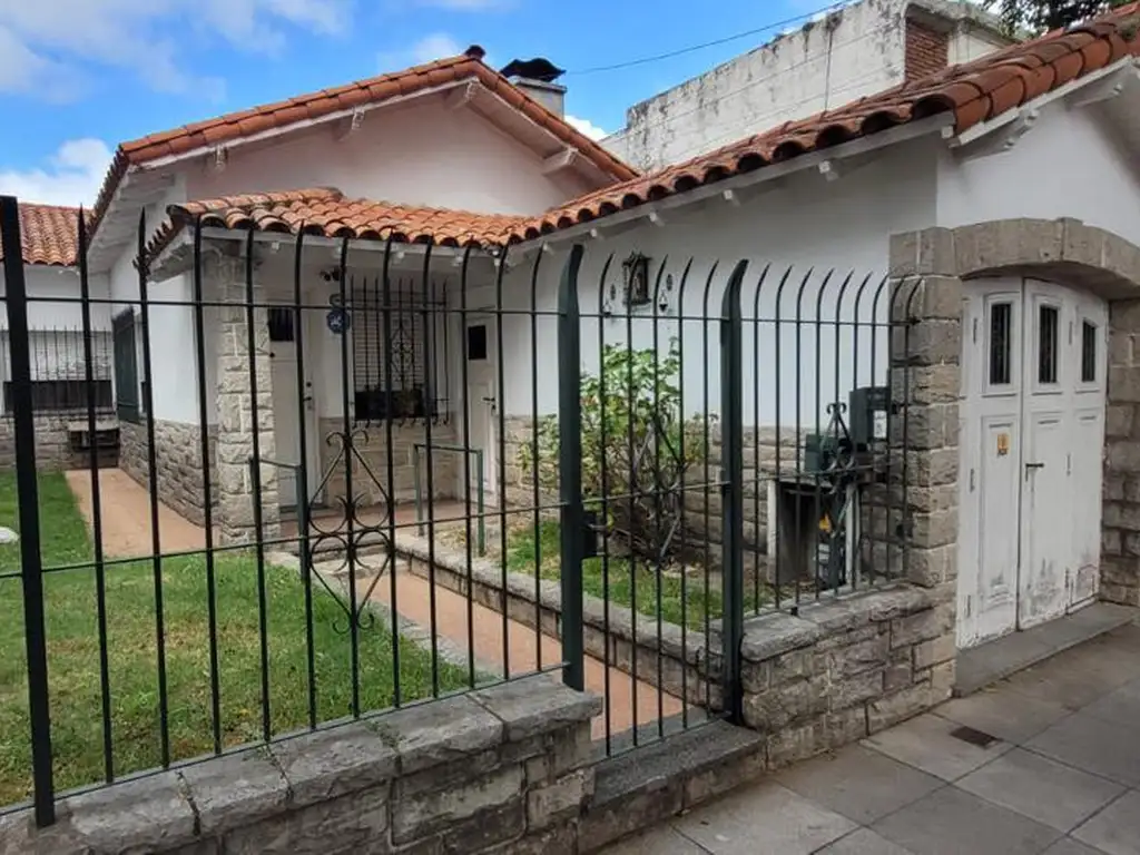 Casa en  una planta, excelente lote y ubicación.