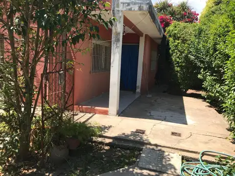 Casa con amplio jardin en Burzaco