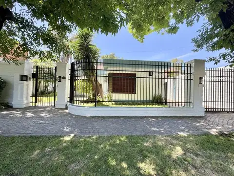 Casa en dos plantas en muy buen estado y ubicación.