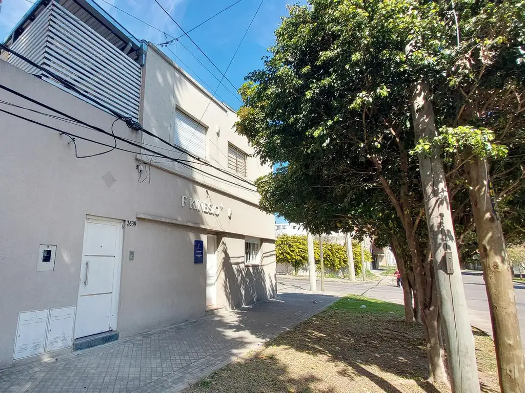 Venta casa en 2 dormitorios en planta alta con patio.