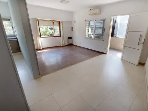 Venta casa en 2 dormitorios en planta alta con patio