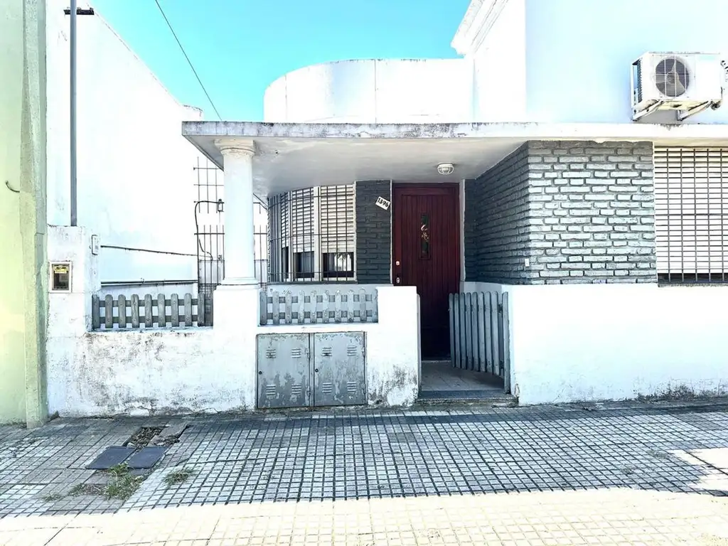 Casa en venta - 3 dormitorios 2 baños - 320mts2 - La Plata [FINANCIADA]