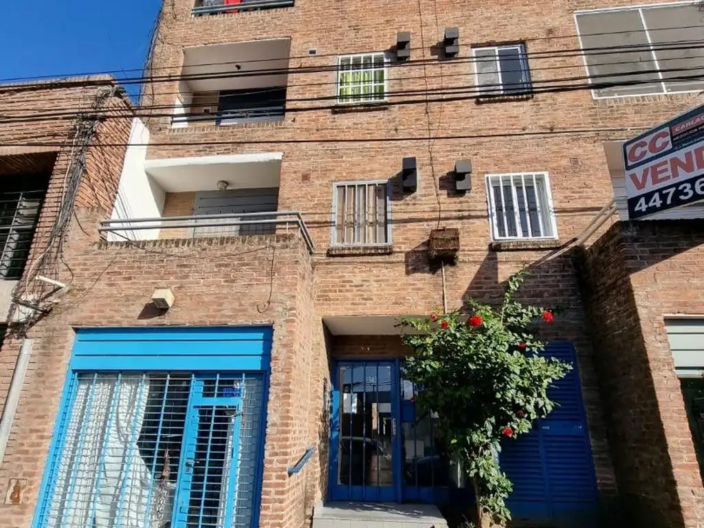 Chacabuco 1900, primer piso de escalera, con patio.