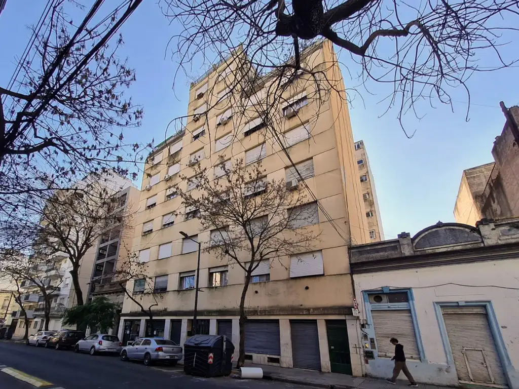 Departamento en Edificio Racionalista con Vista Abierta a Ciudad