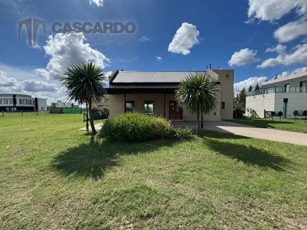 Chalet estilo campo de 4 ambientes con piscina. Barrio El Rebenque.