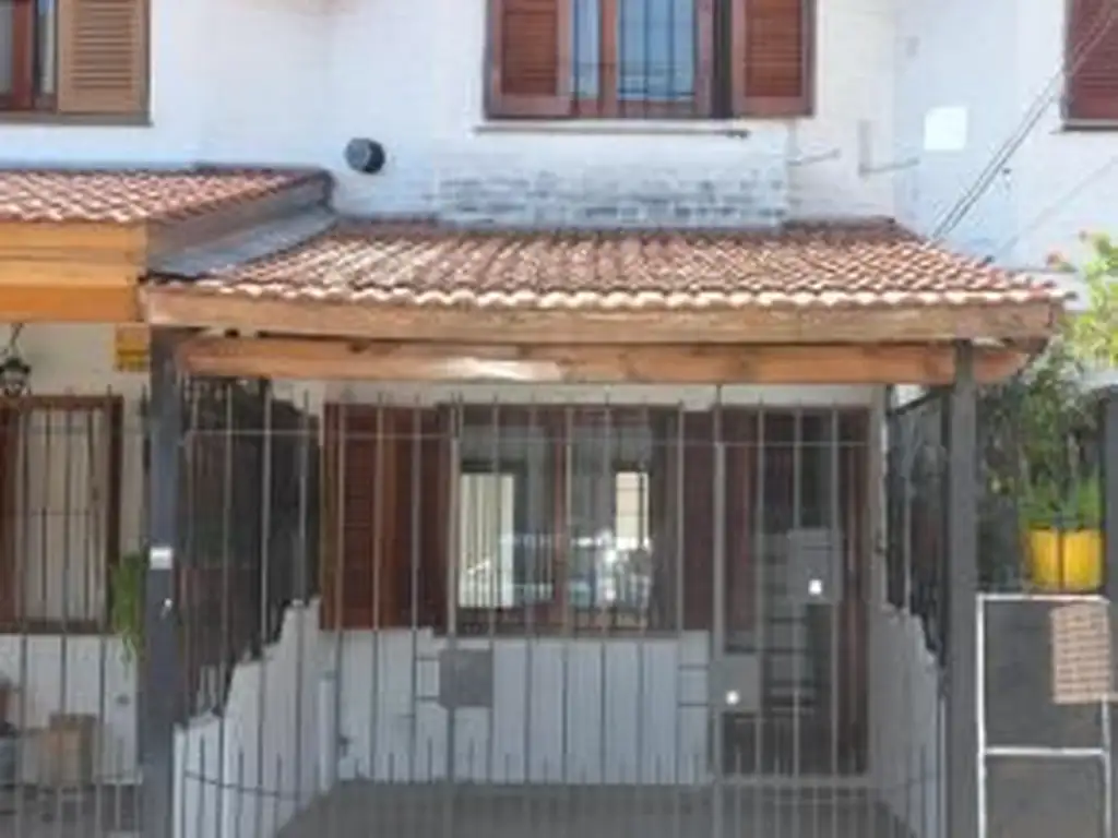 Duplex 3 ambientes con cochera y patio, buena ubicaci?n.-