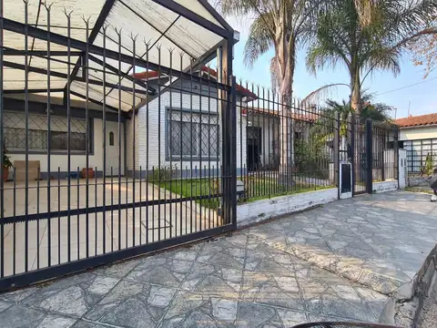 EN VENTA EN CIUDAD JARDIN CHALET 4 AMBIENTES DOS BAÑOS, TODO EN PLANTA BAJA - FICHA 8733