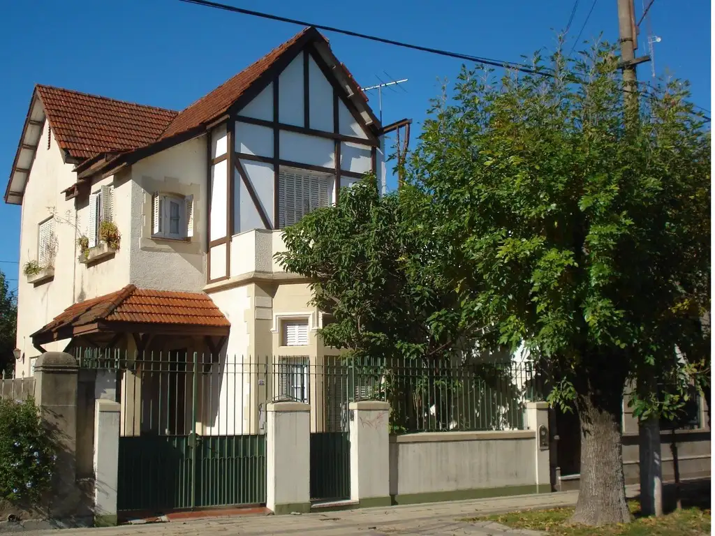 VENDE HERMOSA CASA DE ESTILO EN EXCELENTE ESTADO