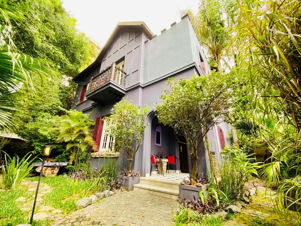 ELEGANTE CASA ANTIGUA EN VICENTE LÓPEZ.