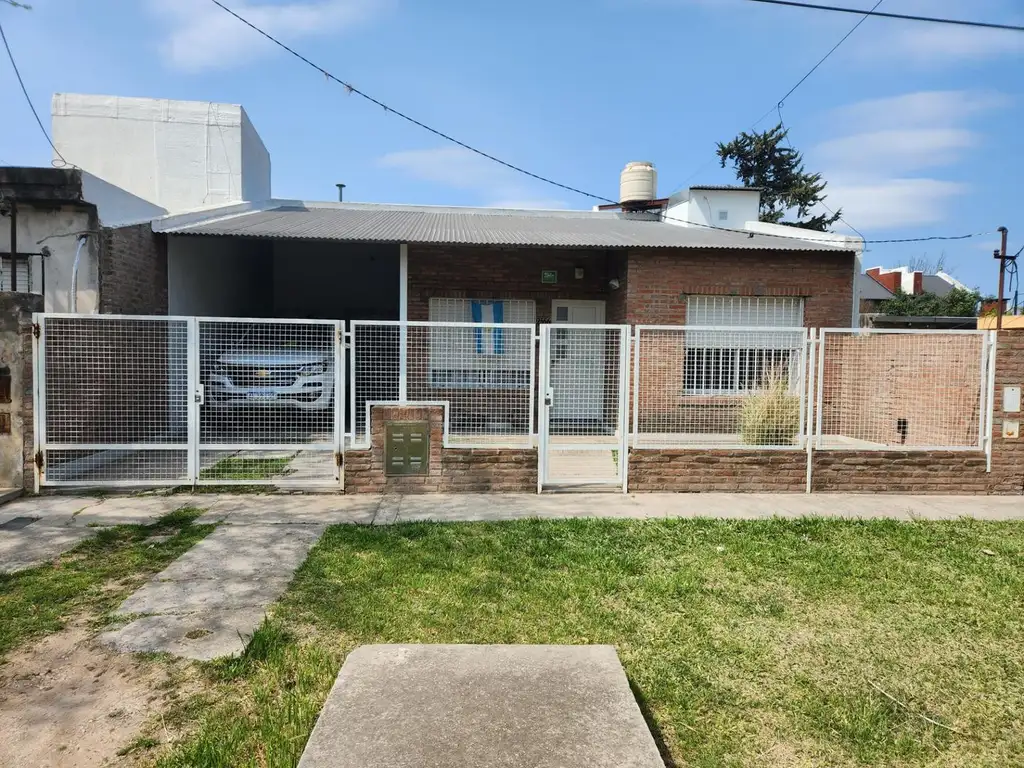 Casa dos dormitorios con amplio espacio verde